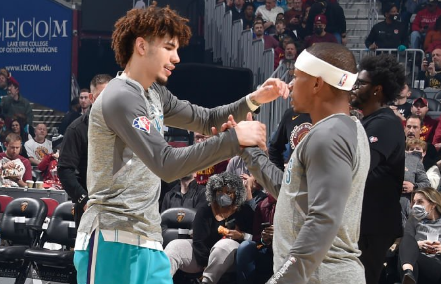  黄蜂官宣解雇主教练，三球成长成疑云  