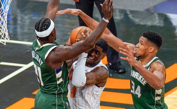  米德尔顿复出雄鹿轻取尼克斯保不败金身